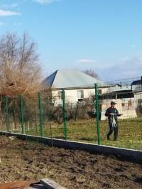 Дом соседа затеняет наш двор от солнца