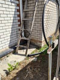 Стена здания по лини забора с соседом