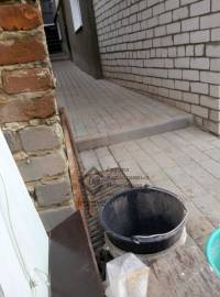 Стена здания по лини забора с соседом