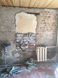 Стена здания по лини забора с соседом